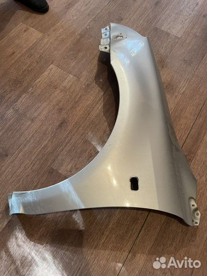 Крыло левое toyota avensis 2004