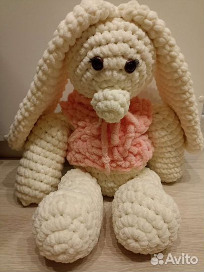 Большой плюшевый заяц