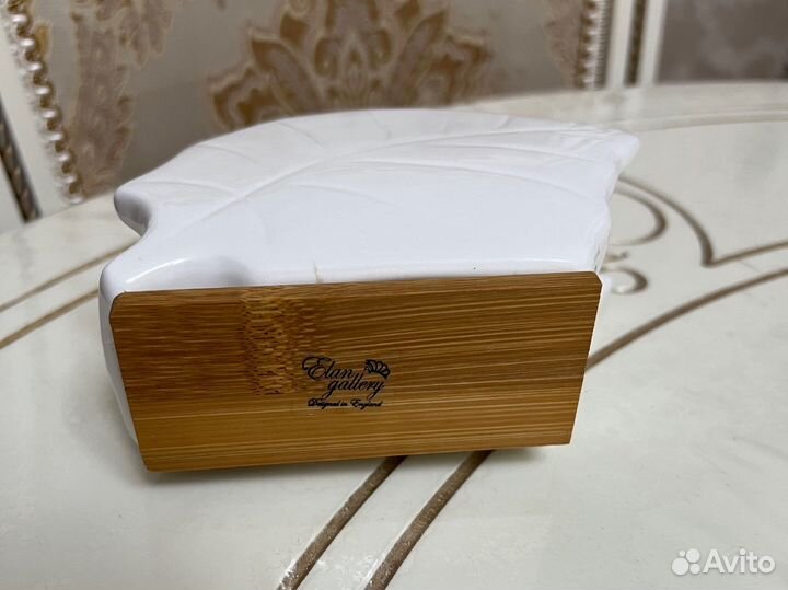 Фарфоровая салфетница