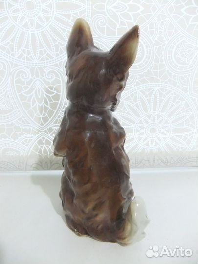 Фарфоровая статуэтка собака 