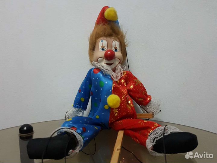 Кукла клоун с фарфоровой головой на веревках