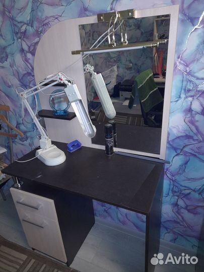 Туалетный столик с зеркалом и подсветкой