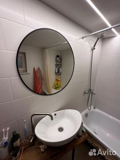 Зеркало круглое в тонкой алюминиевой раме