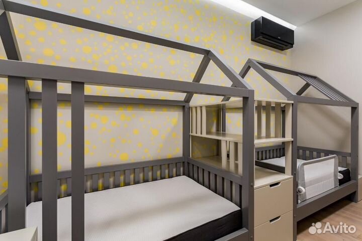 Детская кроватка домик. 2 штуки (цееа за каждую)