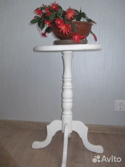 Маленький круглый стол из массива дерева СССР