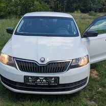 Skoda Rapid 1.6 AT, 2017, 270 000 км, с пробегом, цена 888 000 руб.