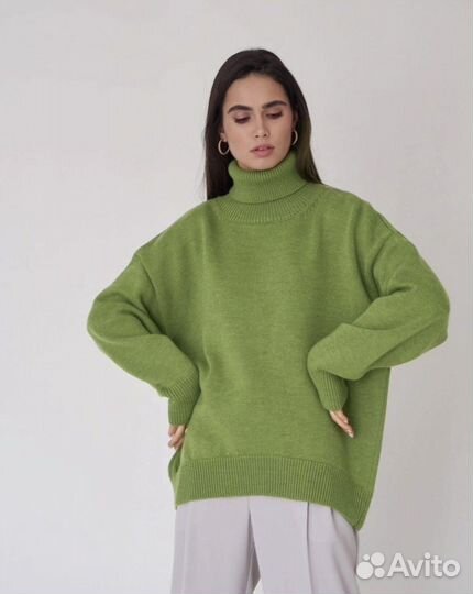 Свитер новый объемный с горлом зеленый
