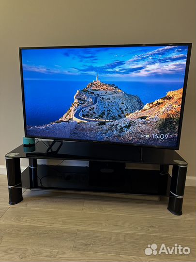 Тумба под телевизор из закаленного стекла