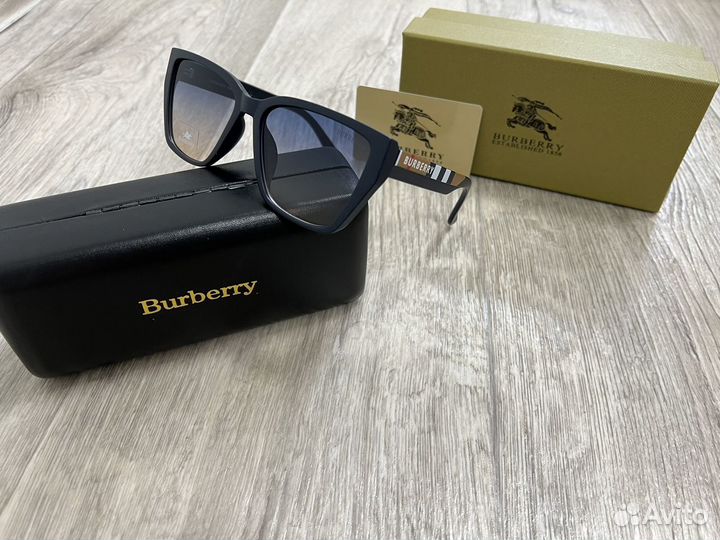 Солнцезащитные очки burberry