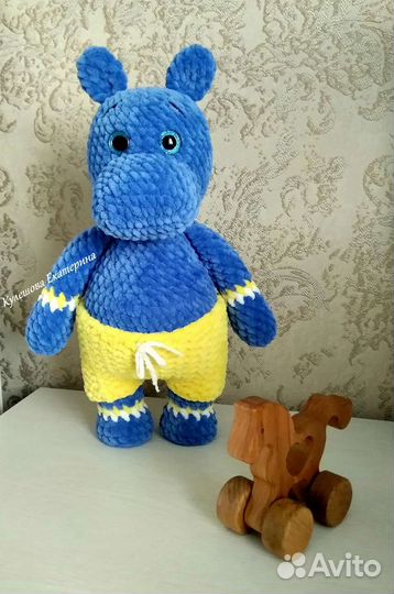 Вязаная игрушка бегемот