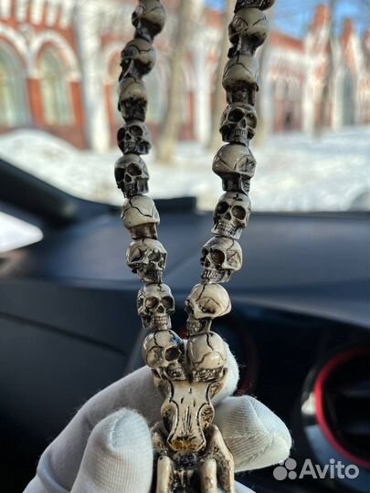 Четки подвесные ручной работы в авто череп