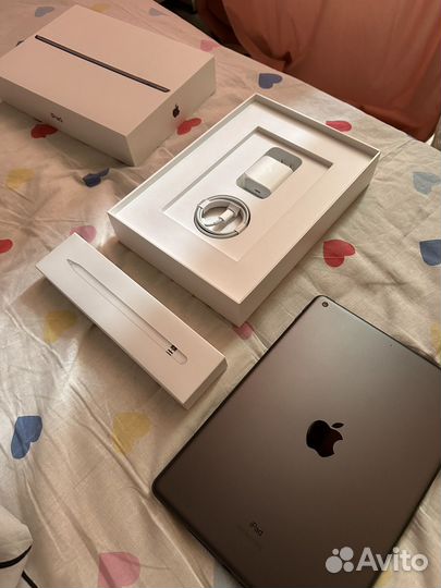 Планшет Apple iPad 10.2 Wi-Fi 64GB + Apple Pencil