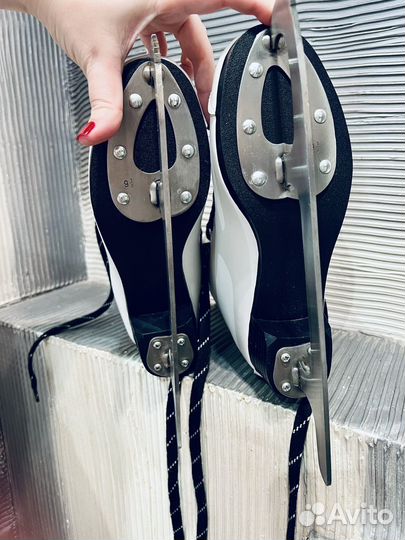 Коньки женские 37-36 в подарок Сумка и чехлы