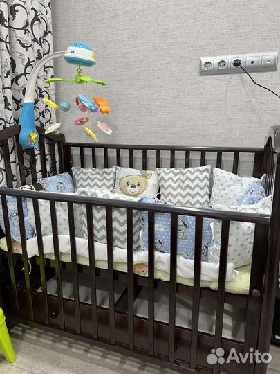 Детская кроватка с маятником