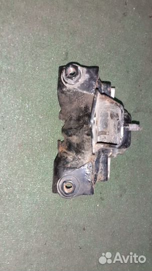 Опора двигателя левая Volkswagen Passat B6