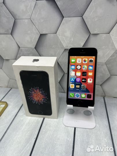 iPhone SE, 32 ГБ
