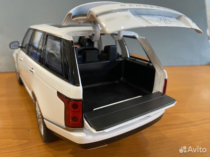 Модель автомобиля Range-Rover 1:18