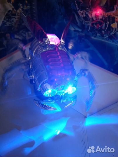 Робот-насекомое на пульте управления