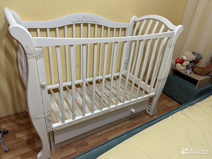 Детская кроватка с маятником и ящиком + матрас