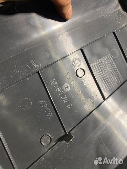 Обшивка средней стойки правая Skoda Rapid cfna