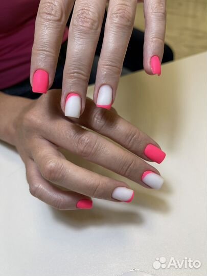 Маникюр и укрепление ногтей гелем