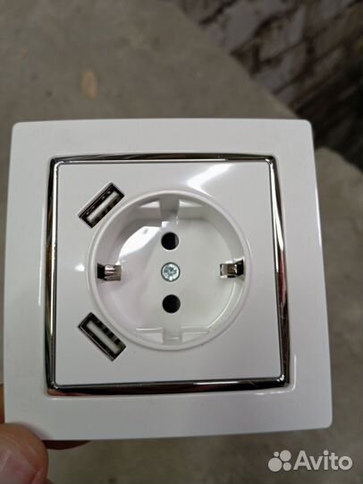 Розетка с USB+ с двумя входами USB для зарядки