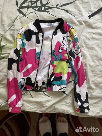 Яркий бомбер для девочки