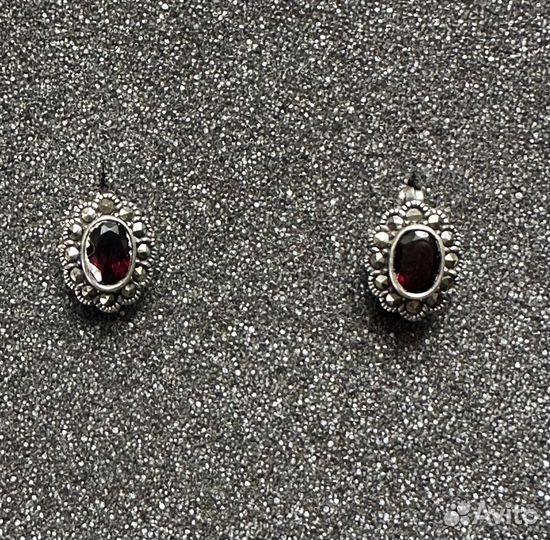 Серебрянные серьги с гранатом и марказитами