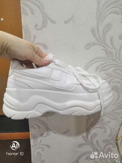 Кроссовки женские