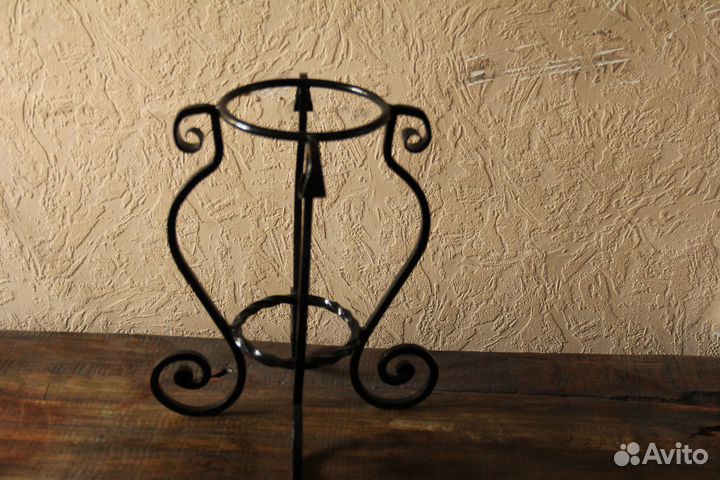 Напольная металлическая подставка под цветы