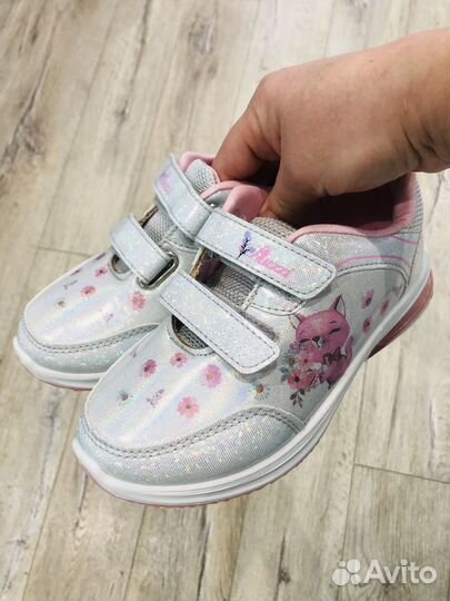 Кроссовки на девочку 32р