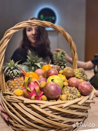 Корзина с экзотическими фруктами Таиланда