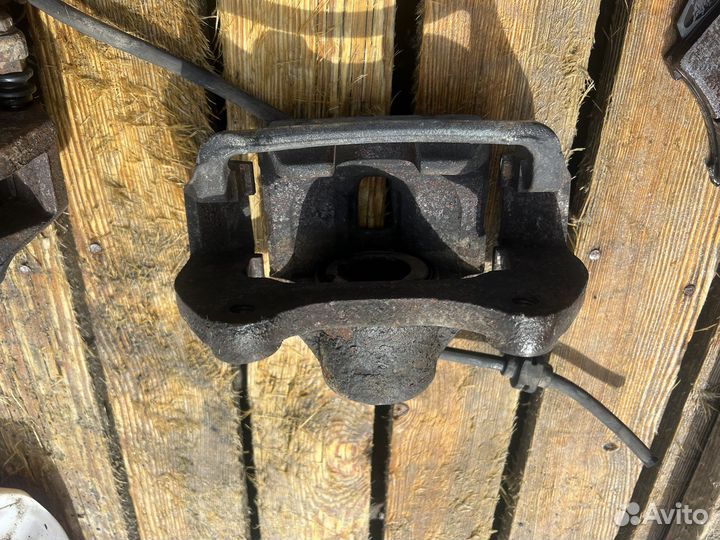 Суппорт передний Opel insignia 2.0T 08-13