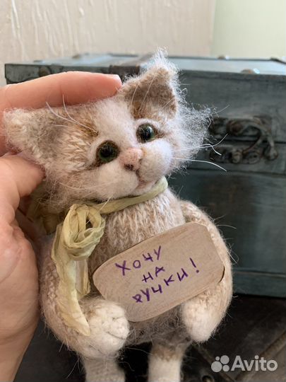 Вязаная игрушка котик Бантик