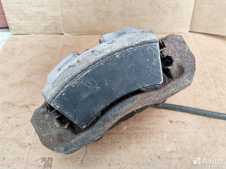 Суппорт тормозной правый передний A2044212681 Merc