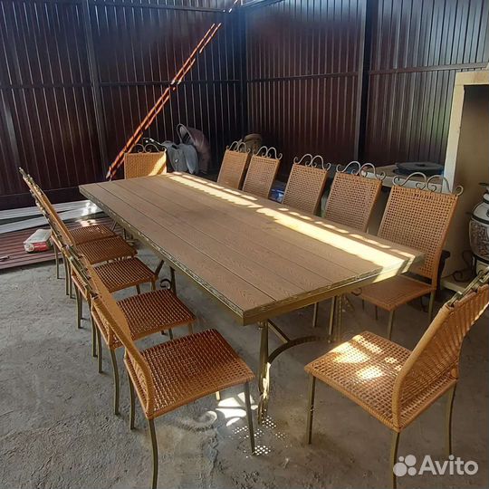 Стол и стулья