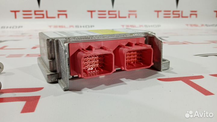 Блок управления подушками безопасности Tesla