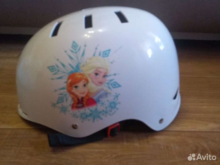 Детский шлем защитный и сумка для коньков