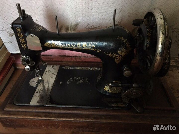 Старинная швейная машинка зингер