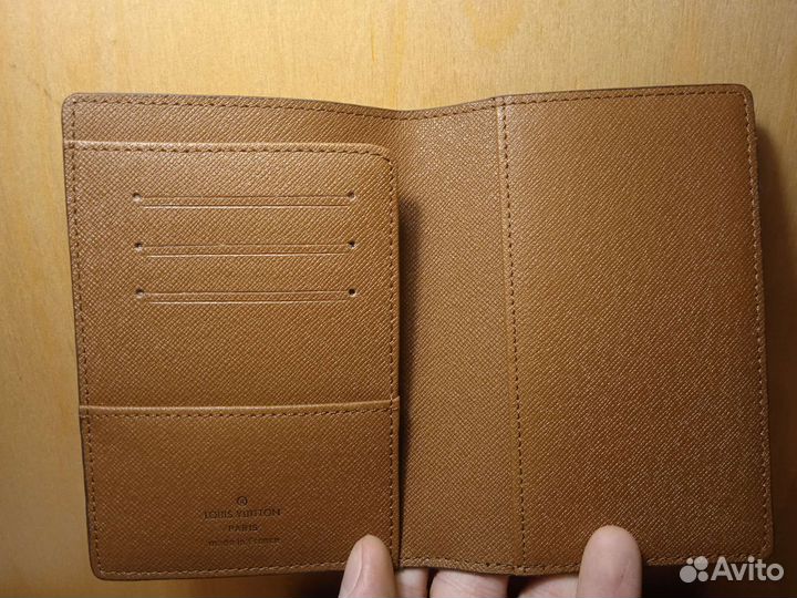 Обложка Louis Vuitton Taiga (Луи Виттон)