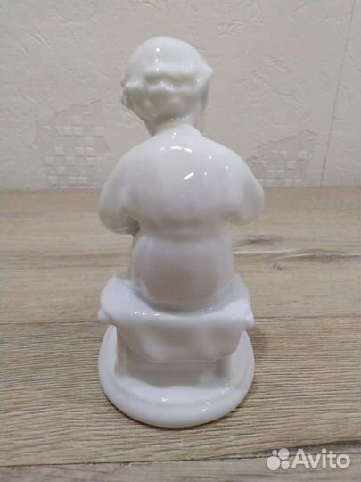 Фарфоровая статуэтка Мальчик (маленький Ленин ) с