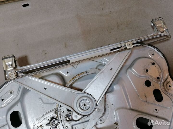 Стеклопод.передний левый Ford Focus II 2007