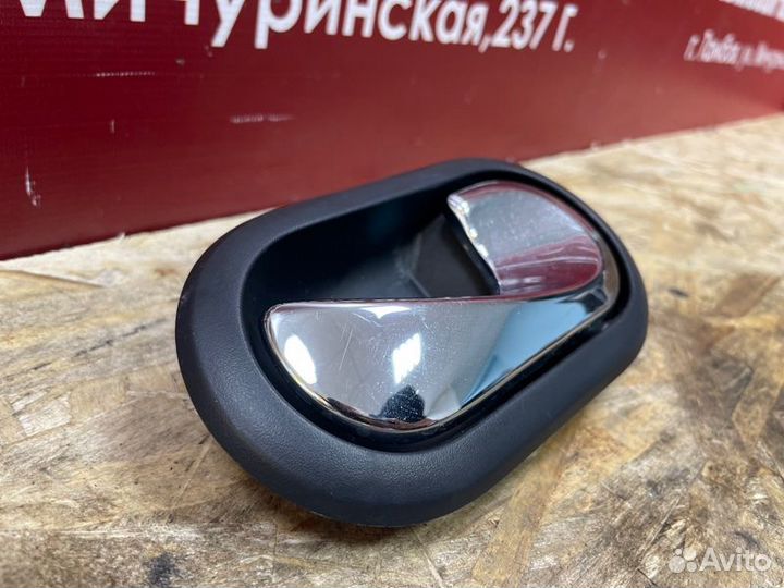 Внутренняя ручка двери правая Renault Duster