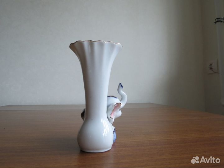 Фарфоровая вазочка со слоником