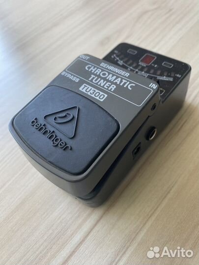 Гитарная педаль Behringer TU300 тюнер