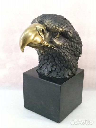 Статуэтка голова сокола. Бронзы литьё