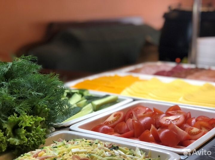 Официант завтрака