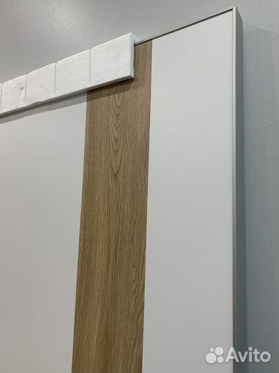 Дверь дизайнерская белая со вставкой из экошпона