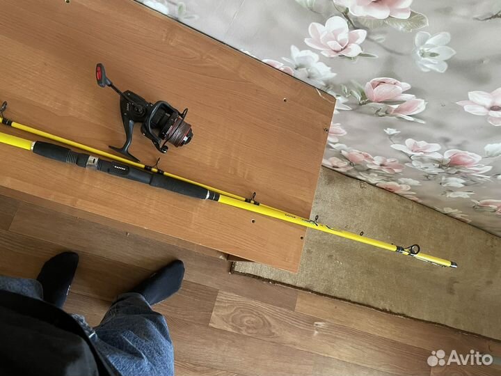3 удочки raffer и 1 катушка caiman 5000