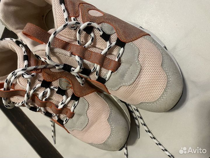 Кроссовки женские